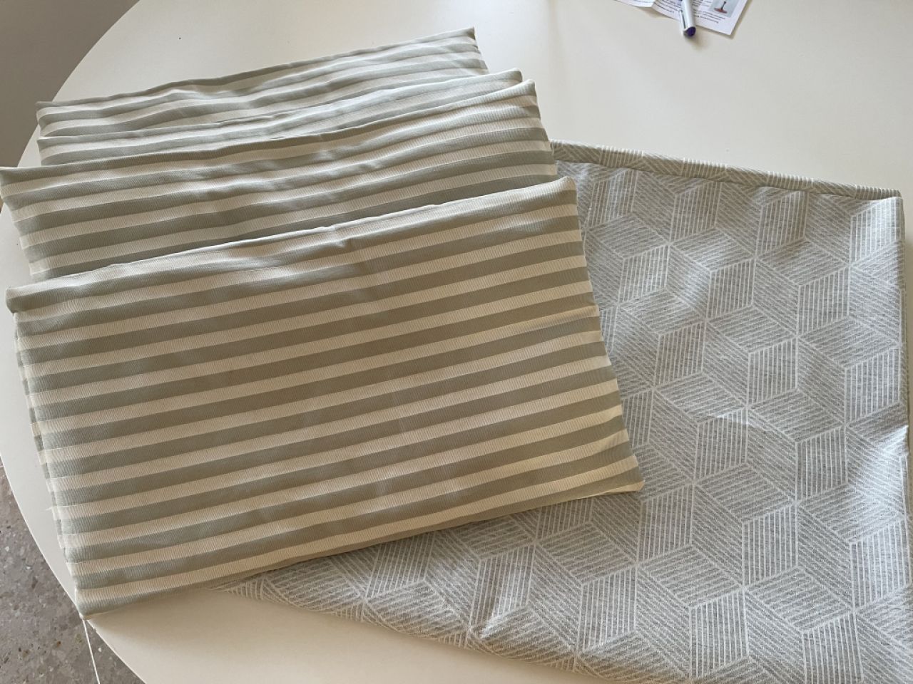 1 waterproof tablecloth and 4 seat cushions