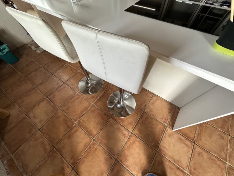2 beige Lederbarhocker