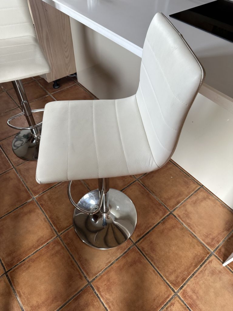 2 beige Lederbarhocker