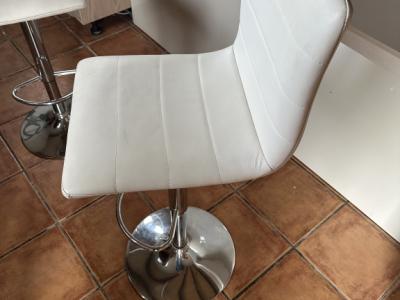 2 beige Lederbarhocker