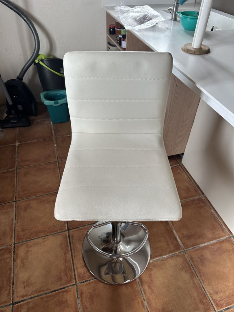 2 beige Lederbarhocker