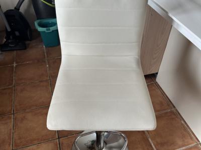 2 beige Lederbarhocker