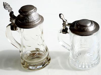 2 Bierkrüge, Glas, Zinndeckel verziert