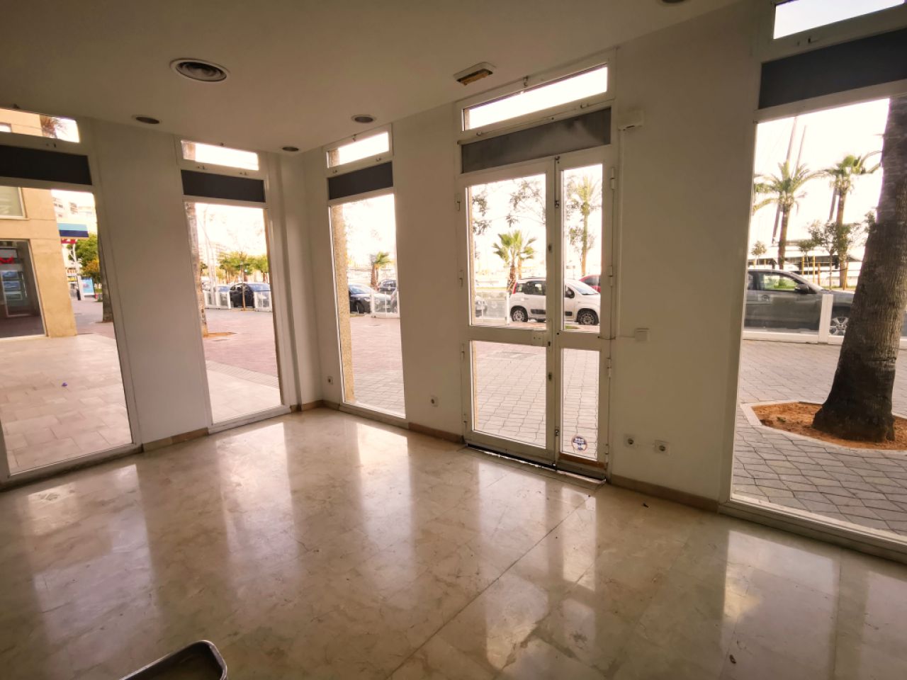 2 Etagen Geschäft-Lokal in erster Linie vom Paseo Maritimo