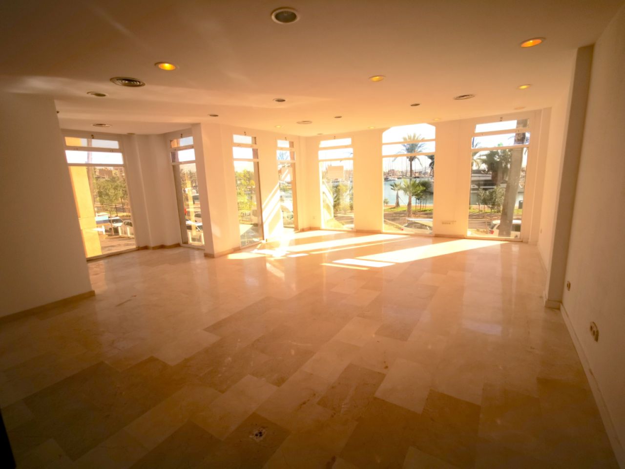 2 Etagen Geschäft-Lokal in erster Linie vom Paseo Maritimo