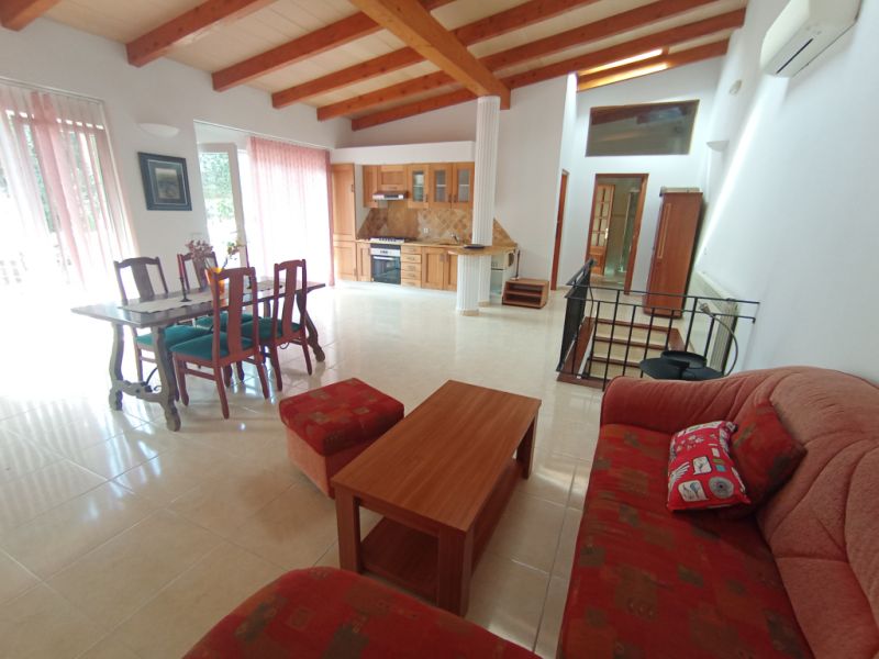 2 Etagenfinca mit sep Apartment, Pool und Ölzentralheizung bei Porreres --- F 164