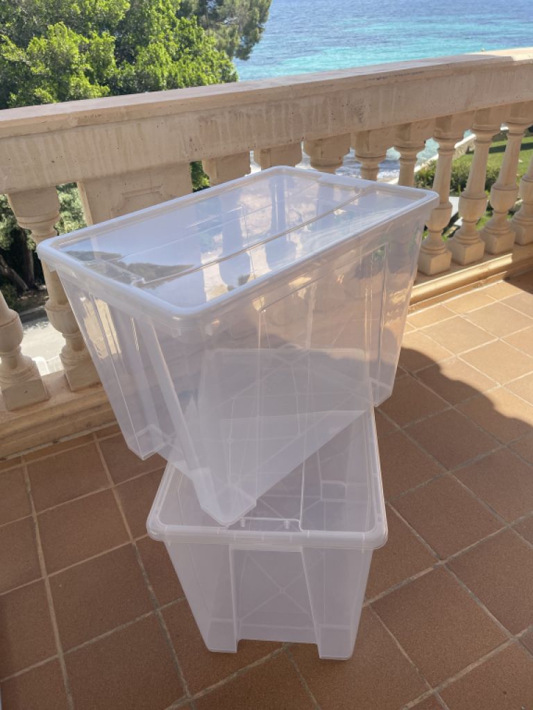 2 contenedores grandes de plástico con tapa