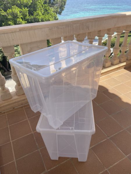 2 contenedores grandes de plástico con tapa
