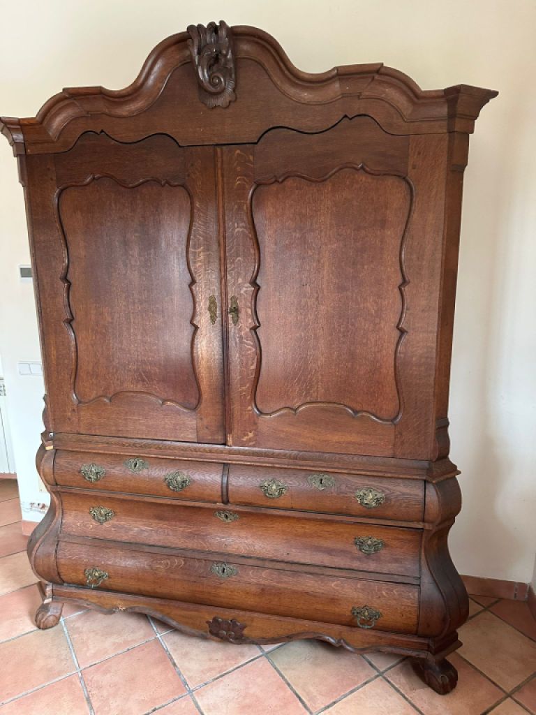 2 große Vintage Schränke massiv, 1 Boxspringbett und 3 geteilte Doppelbetten mit Matratzen