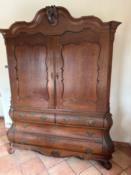 2 große Vintage Schränke massiv, 1 Boxspringbett und 3 geteilte Doppelbetten mit Matratzen