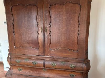 2 große Vintage Schränke massiv, 1 Boxspringbett und 3 geteilte Doppelbetten mit Matratzen