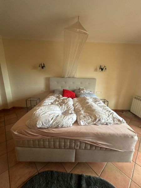 2 große Vintage Schränke massiv, 1 Boxspringbett und 3 geteilte Doppelbetten mit Matratzen