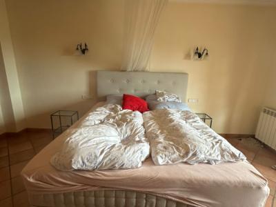 2 große Vintage Schränke massiv, 1 Boxspringbett und 3 geteilte Doppelbetten mit Matratzen