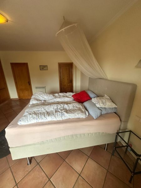 2 große Vintage Schränke massiv, 1 Boxspringbett und 3 geteilte Doppelbetten mit Matratzen