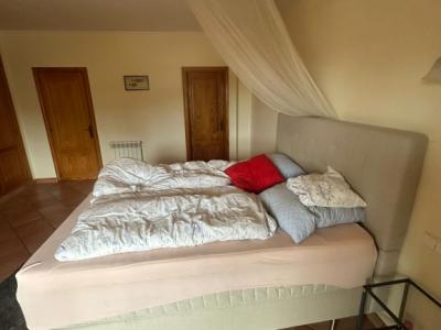 2 große Vintage Schränke massiv, 1 Boxspringbett und 3 geteilte Doppelbetten mit Matratzen