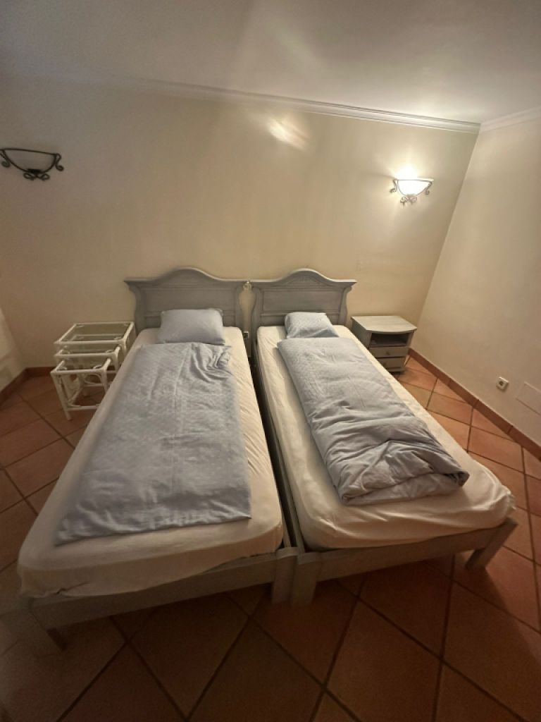 2 große Vintage Schränke massiv, 1 Boxspringbett und 3 geteilte Doppelbetten mit Matratzen