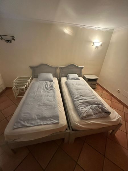 2 große Vintage Schränke massiv, 1 Boxspringbett und 3 geteilte Doppelbetten mit Matratzen