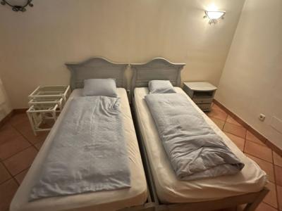 2 große Vintage Schränke massiv, 1 Boxspringbett und 3 geteilte Doppelbetten mit Matratzen