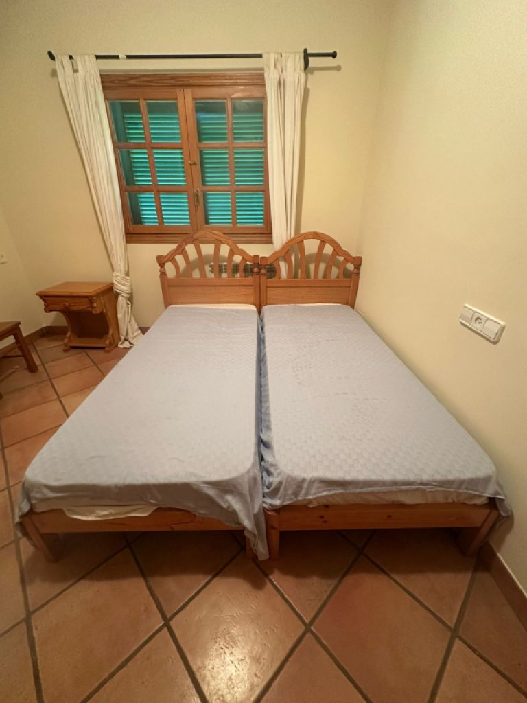 2 große Vintage Schränke massiv, 1 Boxspringbett und 3 geteilte Doppelbetten mit Matratzen
