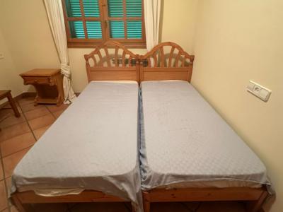 2 große Vintage Schränke massiv, 1 Boxspringbett und 3 geteilte Doppelbetten mit Matratzen