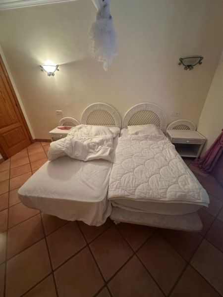 2 große Vintage Schränke massiv, 1 Boxspringbett und 3 geteilte Doppelbetten mit Matratzen