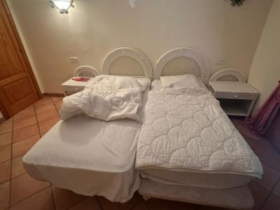 2 große Vintage Schränke massiv, 1 Boxspringbett und 3 geteilte Doppelbetten mit Matratzen