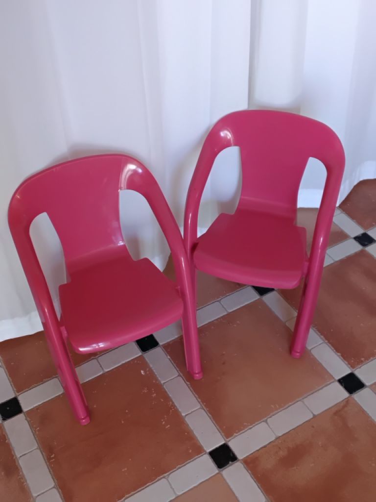2 sillas infantiles de plástico