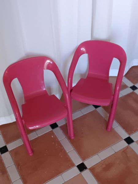 2 sillas infantiles de plástico