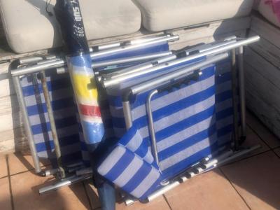 2 klappbare Sonnenliegen