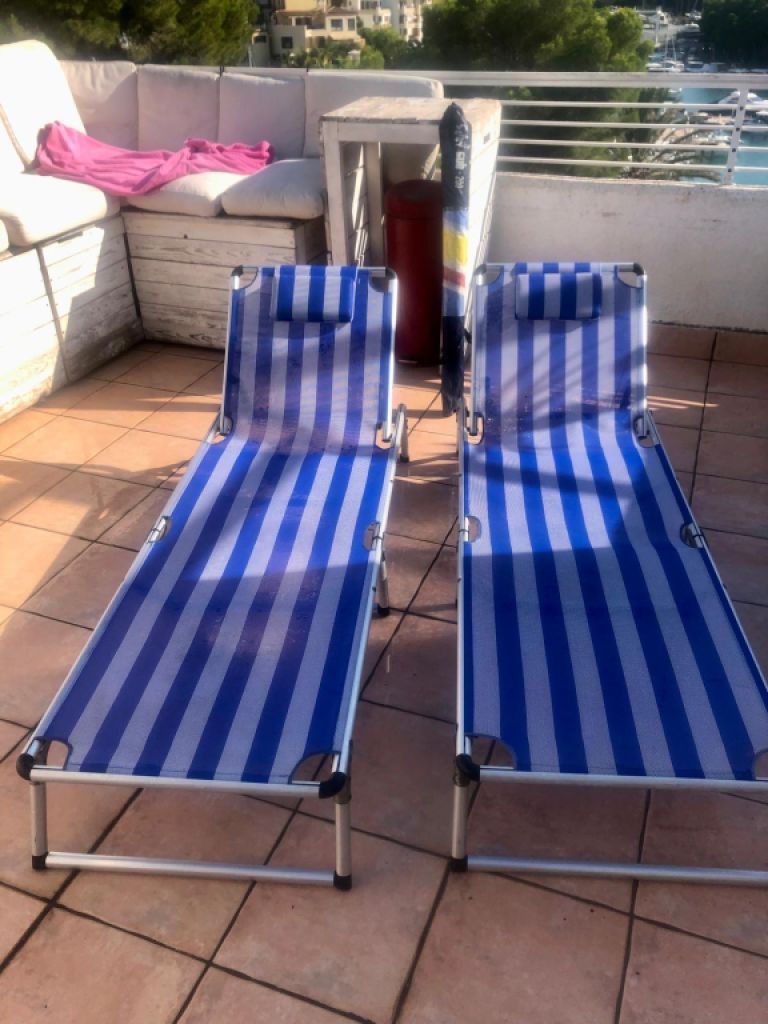 2 klappbare Sonnenliegen