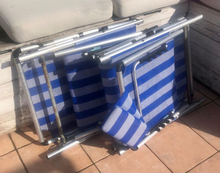 2 klappbare Sonnenliegen