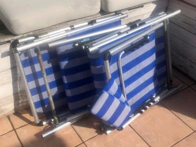 2 klappbare Sonnenliegen