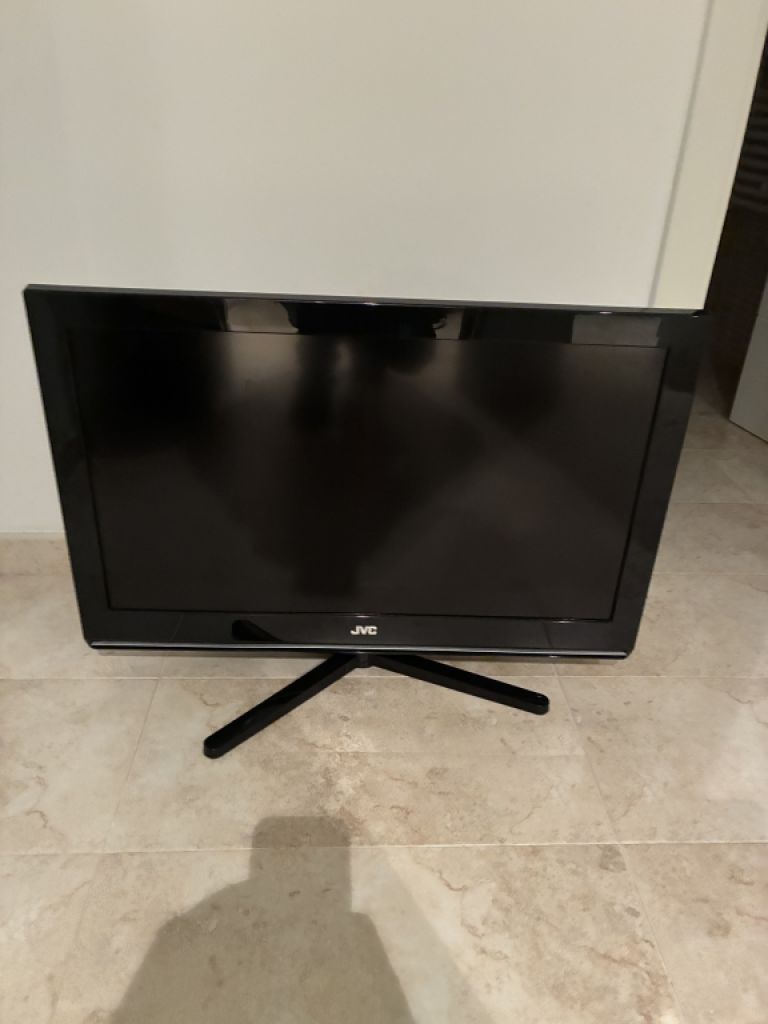 2 LED-Fernseher 32 Zoll (JVC und LG)