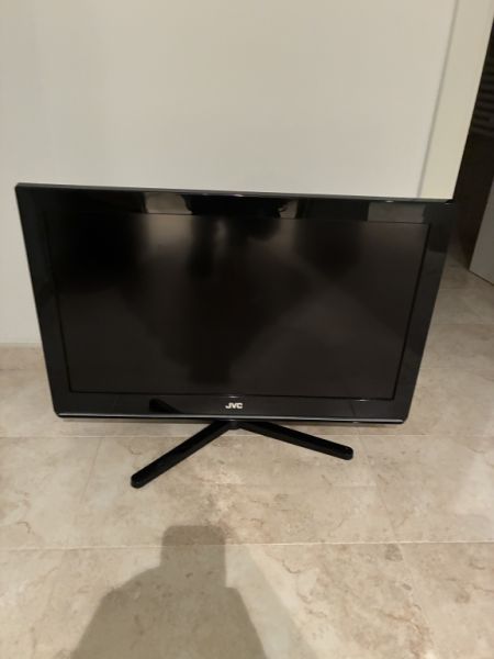 2 LED-Fernseher 32 Zoll (JVC und LG)