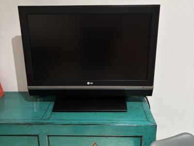 2 LED-Fernseher 32 Zoll (JVC und LG)