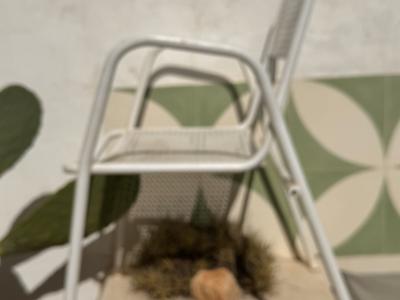 2 Metallstühle mit typischen Lochblech