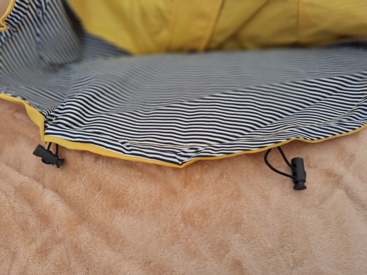 2 neue gelbe Wind/Regenjacken zu verkaufen