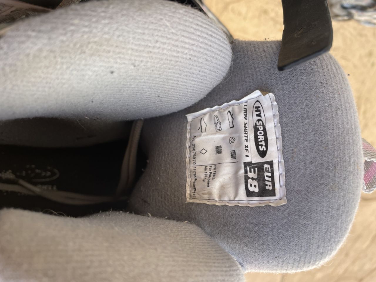 2 pairs of inline skates, sizes 38 and 39, incl. protective pads, see pictures