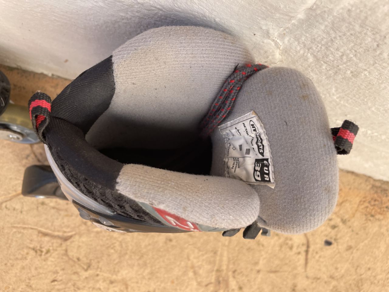 2 pairs of inline skates, sizes 38 and 39, incl. protective pads, see pictures