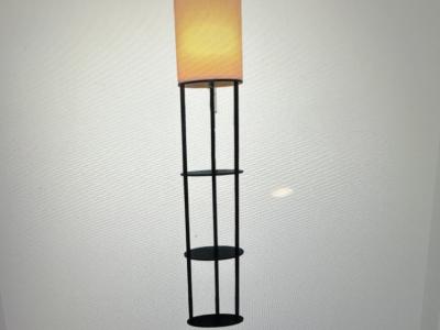 2 Stehlampe mit integriertem Regal