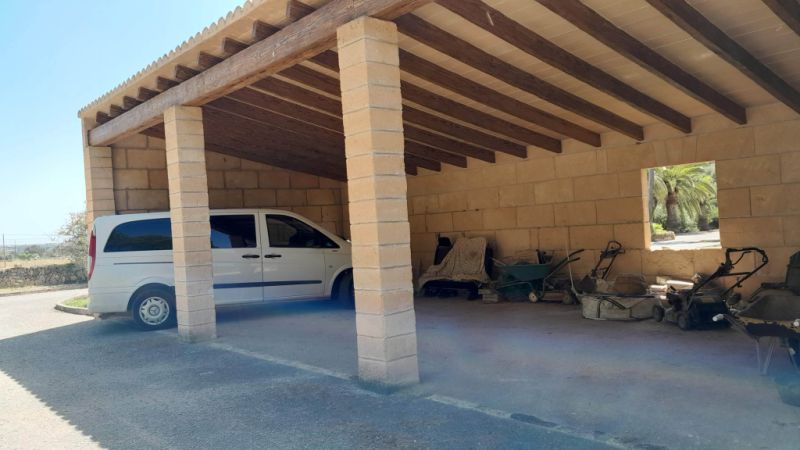 2 stöckige Finca mit sep. Gästeapartment und traumhaften Garten bei Ses Salines -- F 62 VK