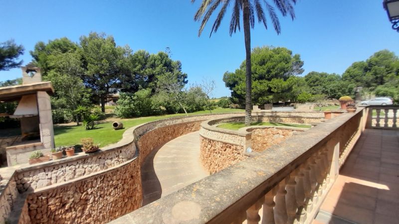 2 stöckige Finca mit sep. Gästeapartment und traumhaften Garten bei Ses Salines -- F 62 VK