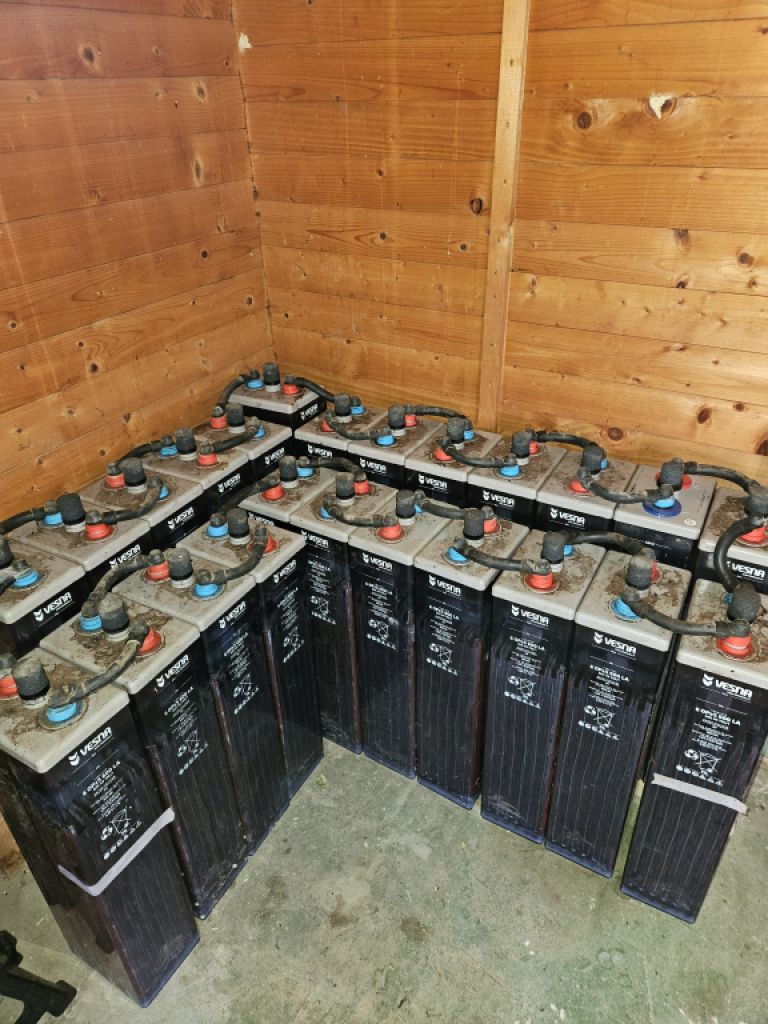 2 Wechselrichter je 5 KW und 24 Batterien