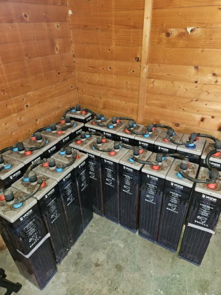 2 Wechselrichter je 5 KW und 24 Batterien