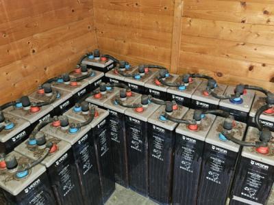 2 Wechselrichter je 5 KW und 24 Batterien