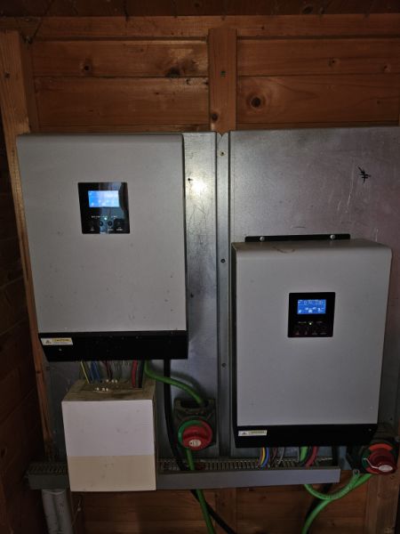 2 Wechselrichter je 5 KW und 24 Batterien