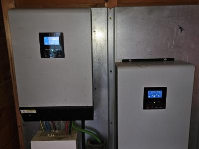 2 Wechselrichter je 5 KW und 24 Batterien