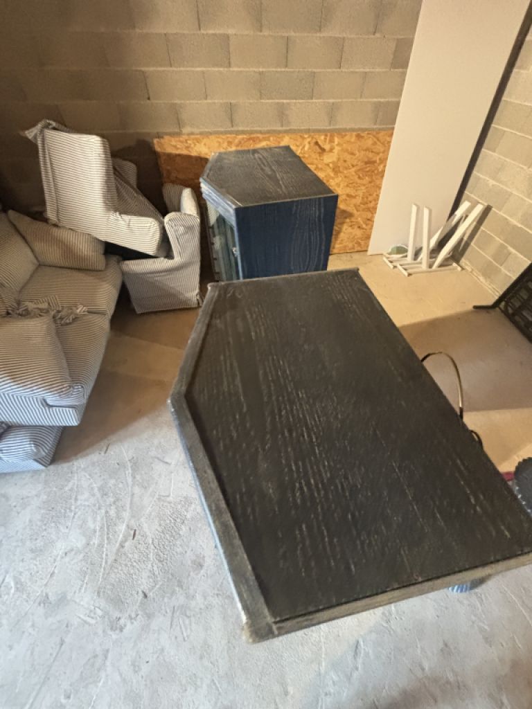 2 wunderschöne Vitrinen mit einer besonderen Form