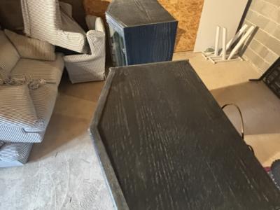 2 wunderschöne Vitrinen mit einer besonderen Form