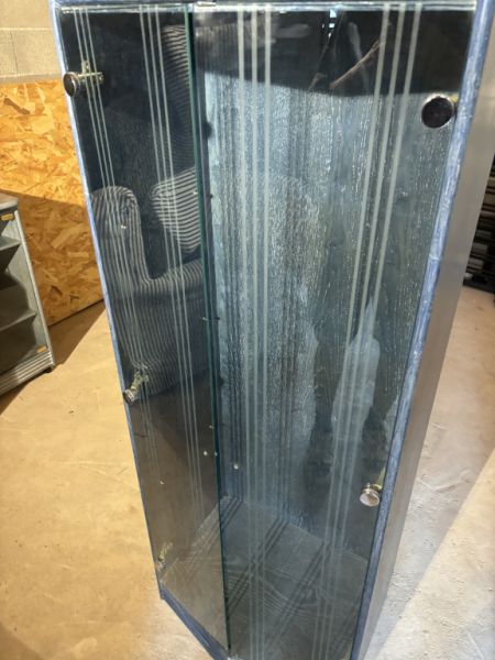 2 wunderschöne Vitrinen mit einer besonderen Form